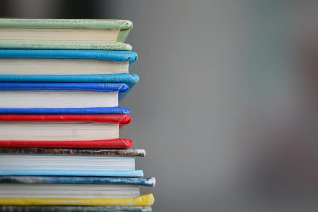 Bøger i forskellige farver stablet på hinanden